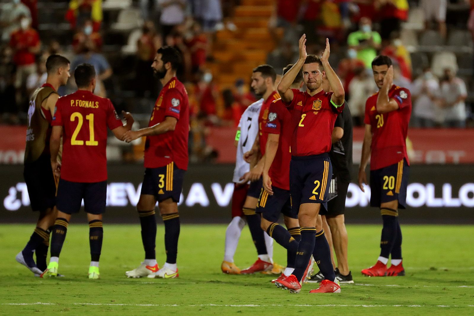 Los jugadores de la selección española de fútbol saludan a los aficionados