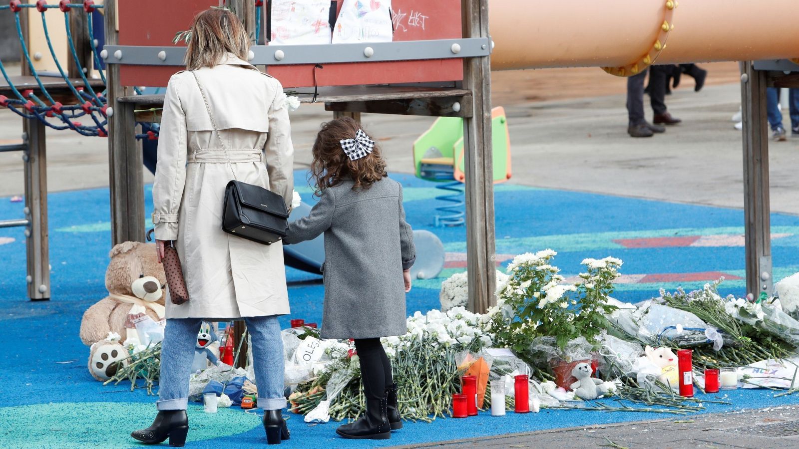 Una madre y su hija se acercan al lugar en el que se ha rendido homenaje al niño asesinado en Lardero. 