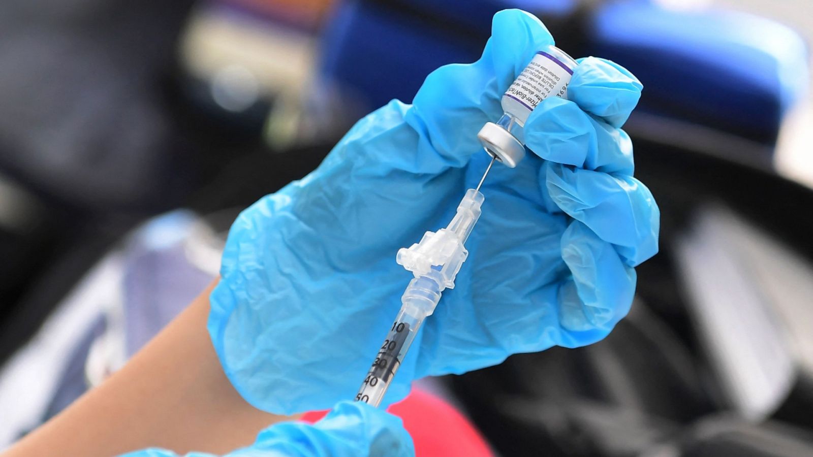 Imagen de archivo del 22 de septiembre de 2021 de una persona preparando una dosis de la vacuna Pfizer COVID-19 en una clínica de Los Ángeles, California.