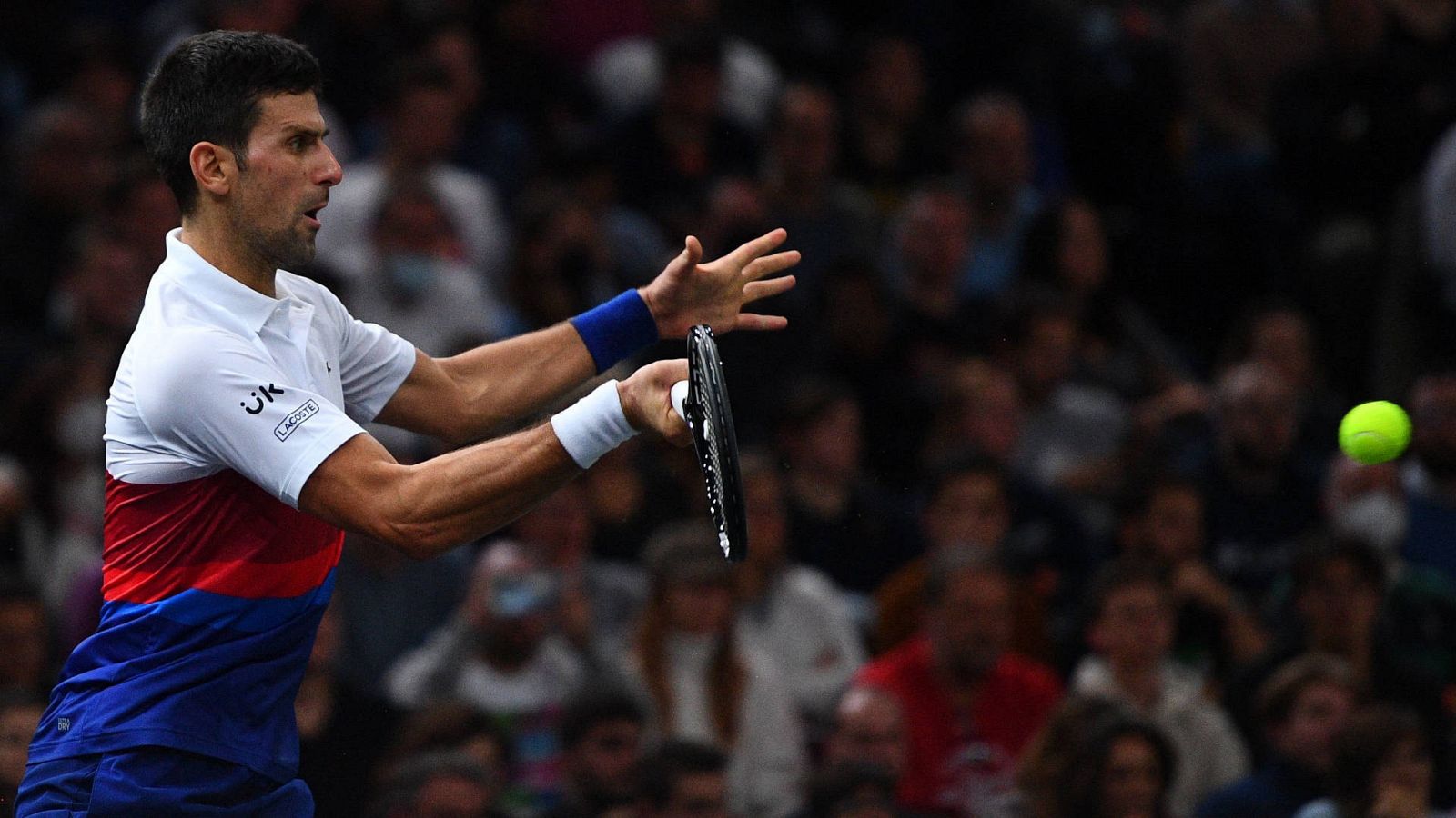 Djokovic golpea una bola en la final del Masters de París