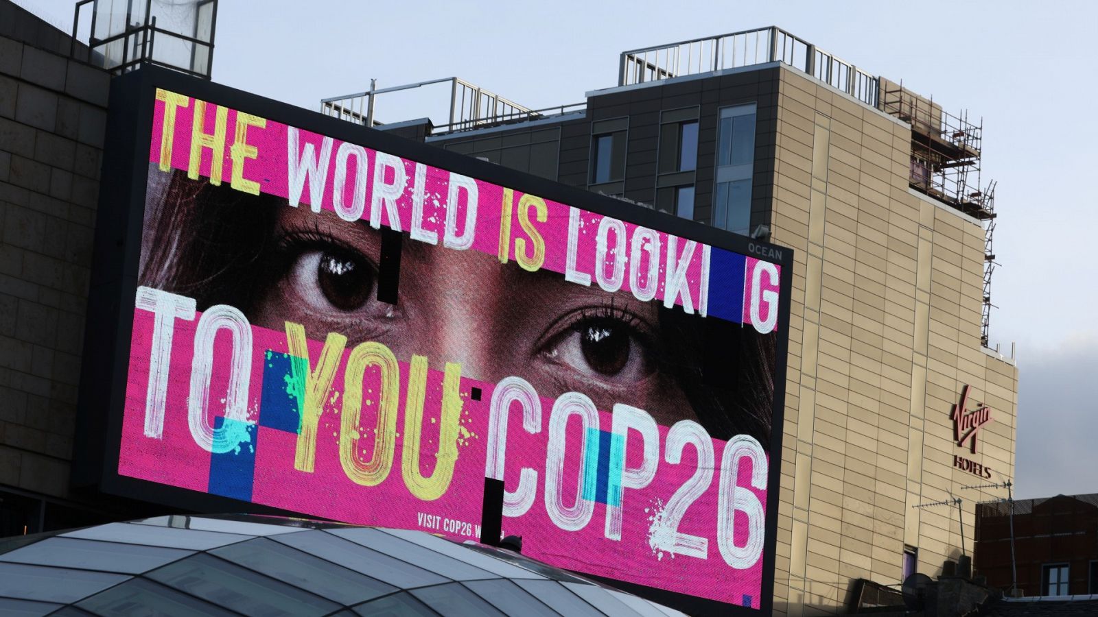 Un mural pide acción en la cumbre del clima de Glasgow