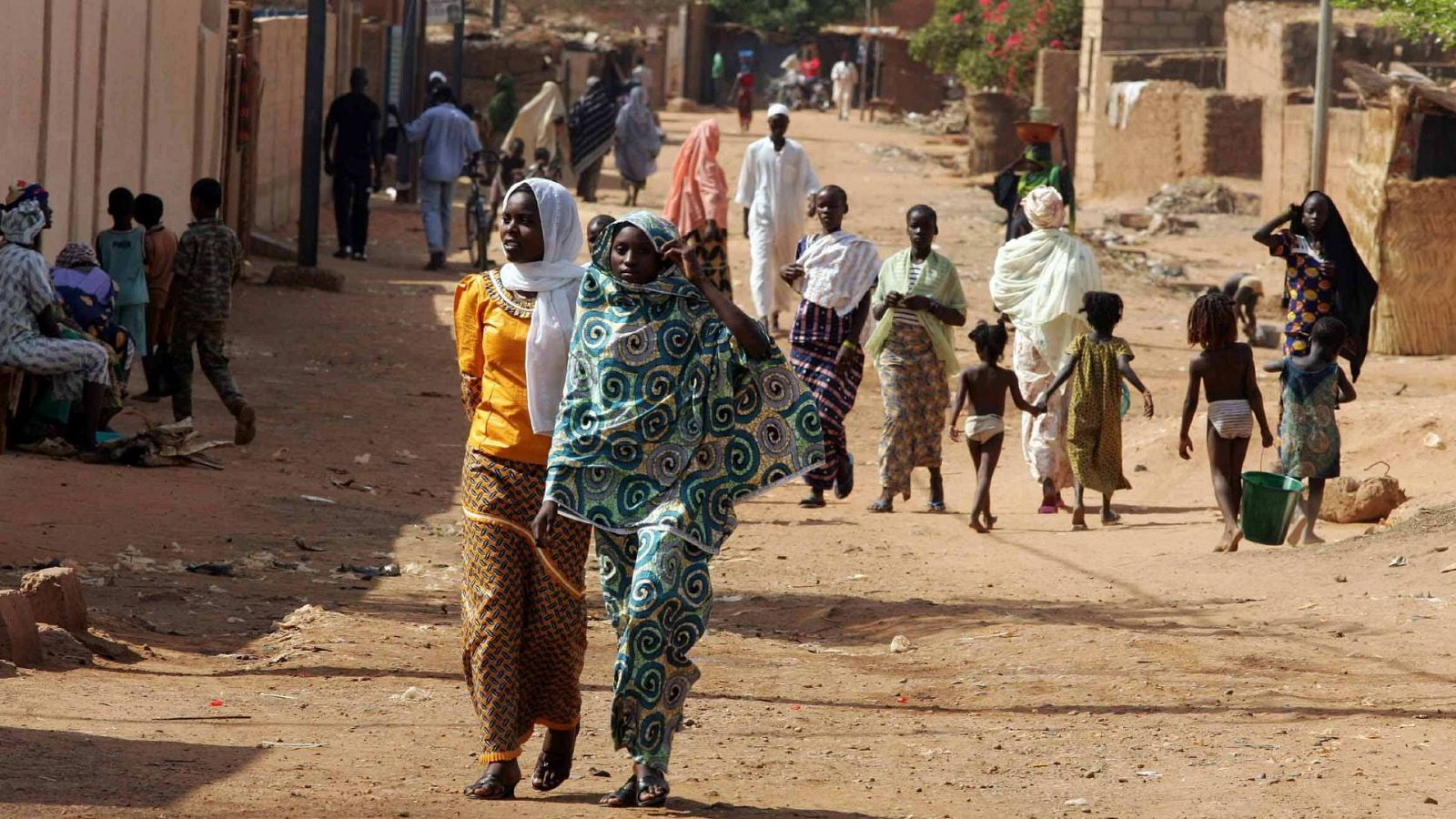 Aspecto de una calle de Níger: varios niños y mujeres caminan por calles de tierra