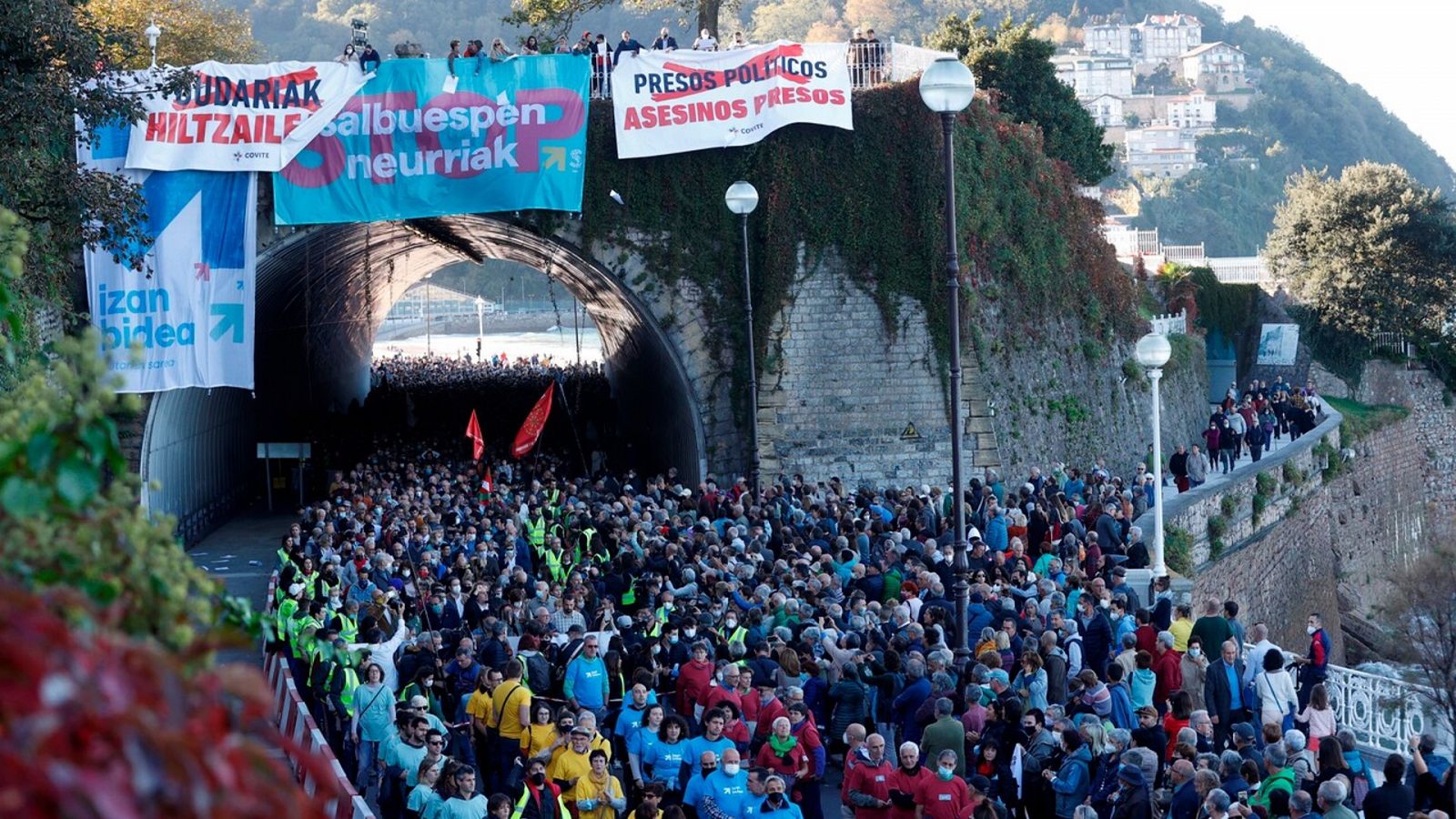 Manifestación en San Sebastián para reclamar el fin de la política penitenciaria de "excepción" para los presos de ETA.