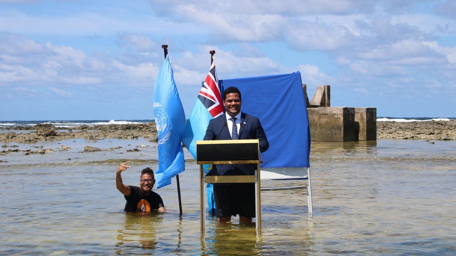 El minstro de Tuvalu, con el agua por las rodillas en el vídeo enviado a la COP26