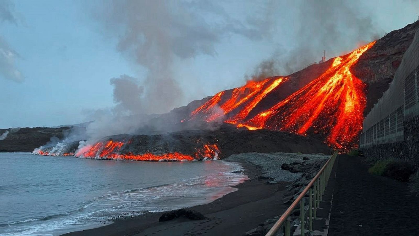 Imagen facilitada por el Ministerio de Transportes de la lava mientras alcanza nuevamente el océano Atlántico