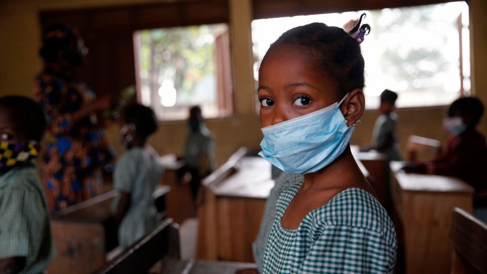 Una niña asiste a una clase en una escuela del barrio de Agege, ubicado en Lagos, Nigeria, el 22 de enero de 2021.