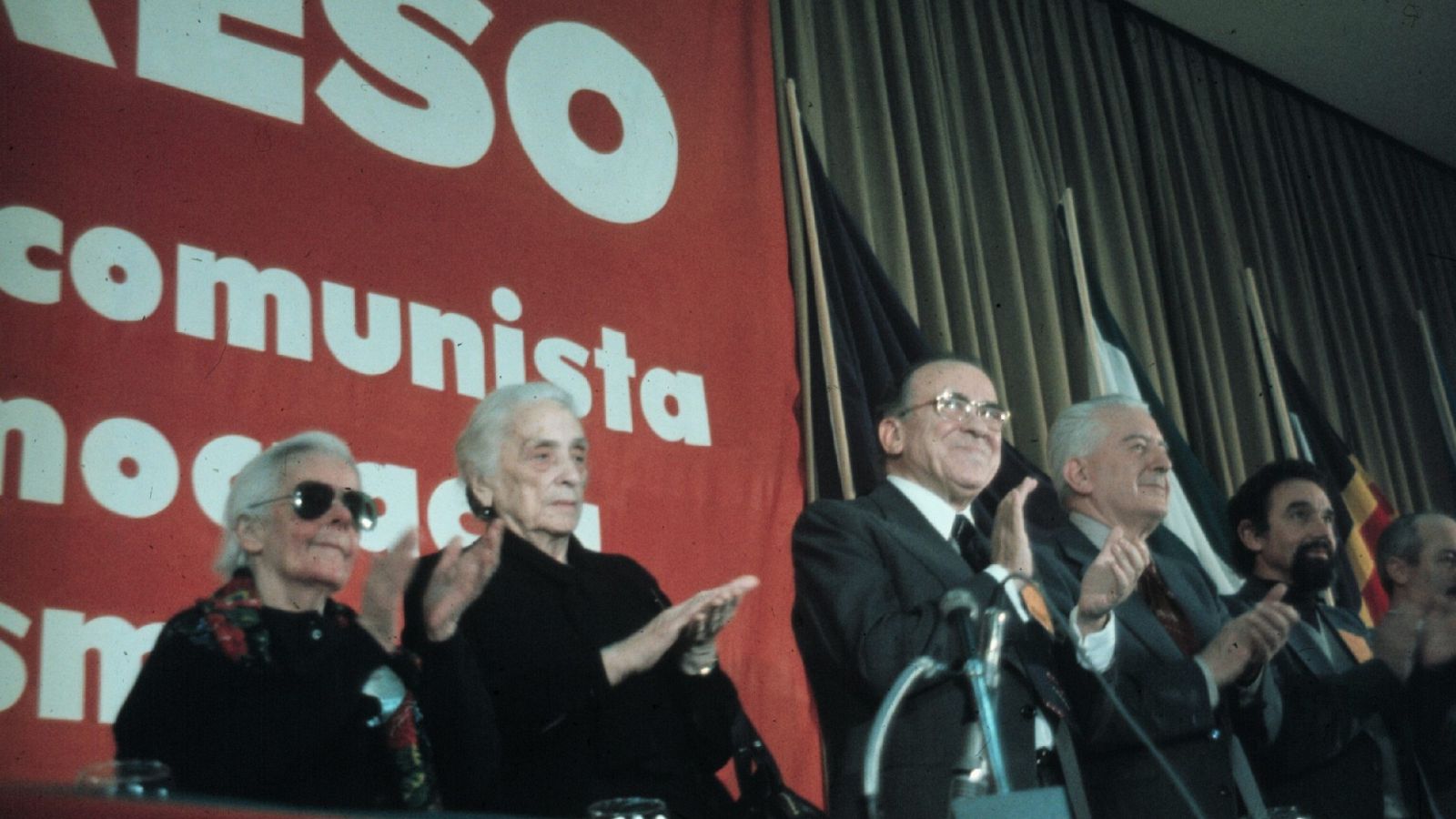 Pasionaria y Santiago Carrillo, durante el IX Congreso del PCE, en abril de 1978.