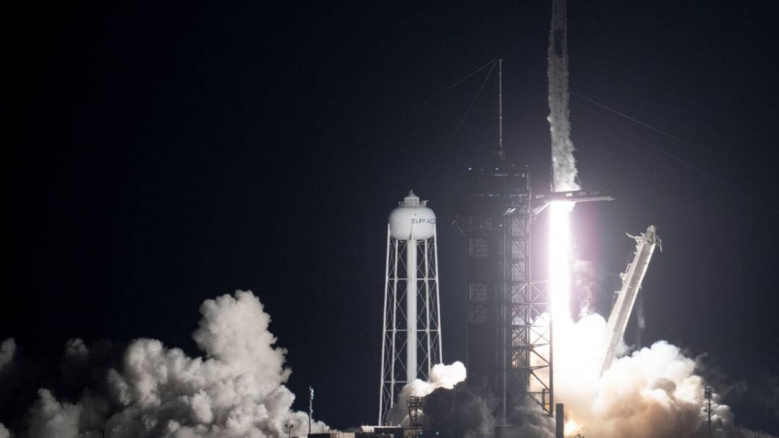 Una foto de un folleto facilitada por la NASA que muestra un cohete SpaceX Falcon 9 que transporta la nave espacial Crew Dragon de la compañía se lanza en la misión SpaceX Crew-3 de la NASA a la Estación Espacial Internacional.