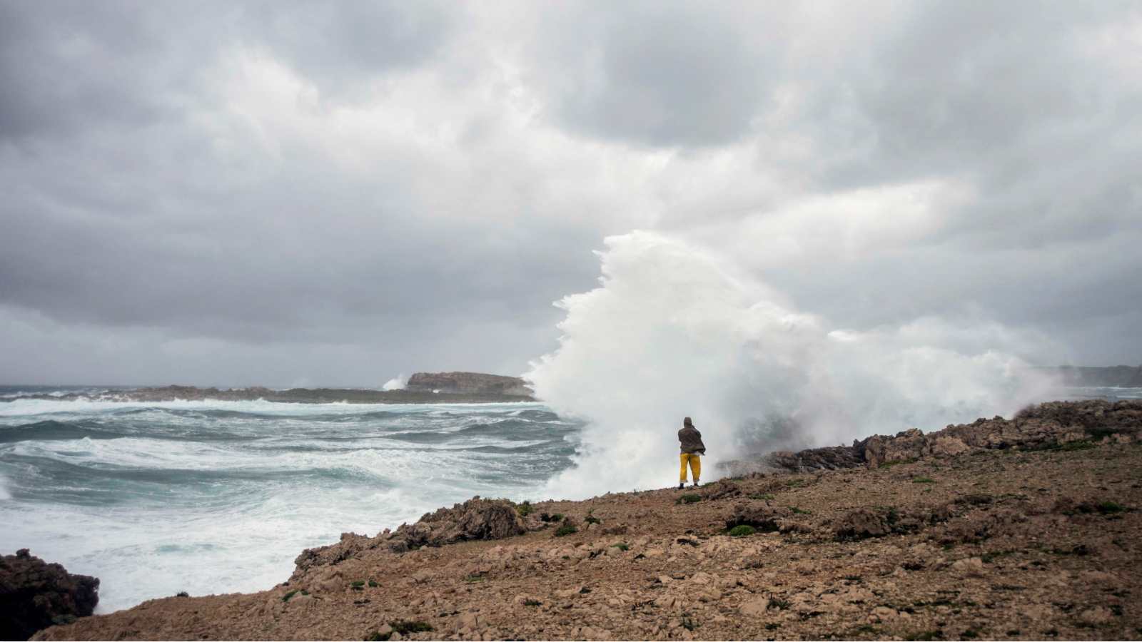 Un hombre observa el fuerte oleaje en Menorca