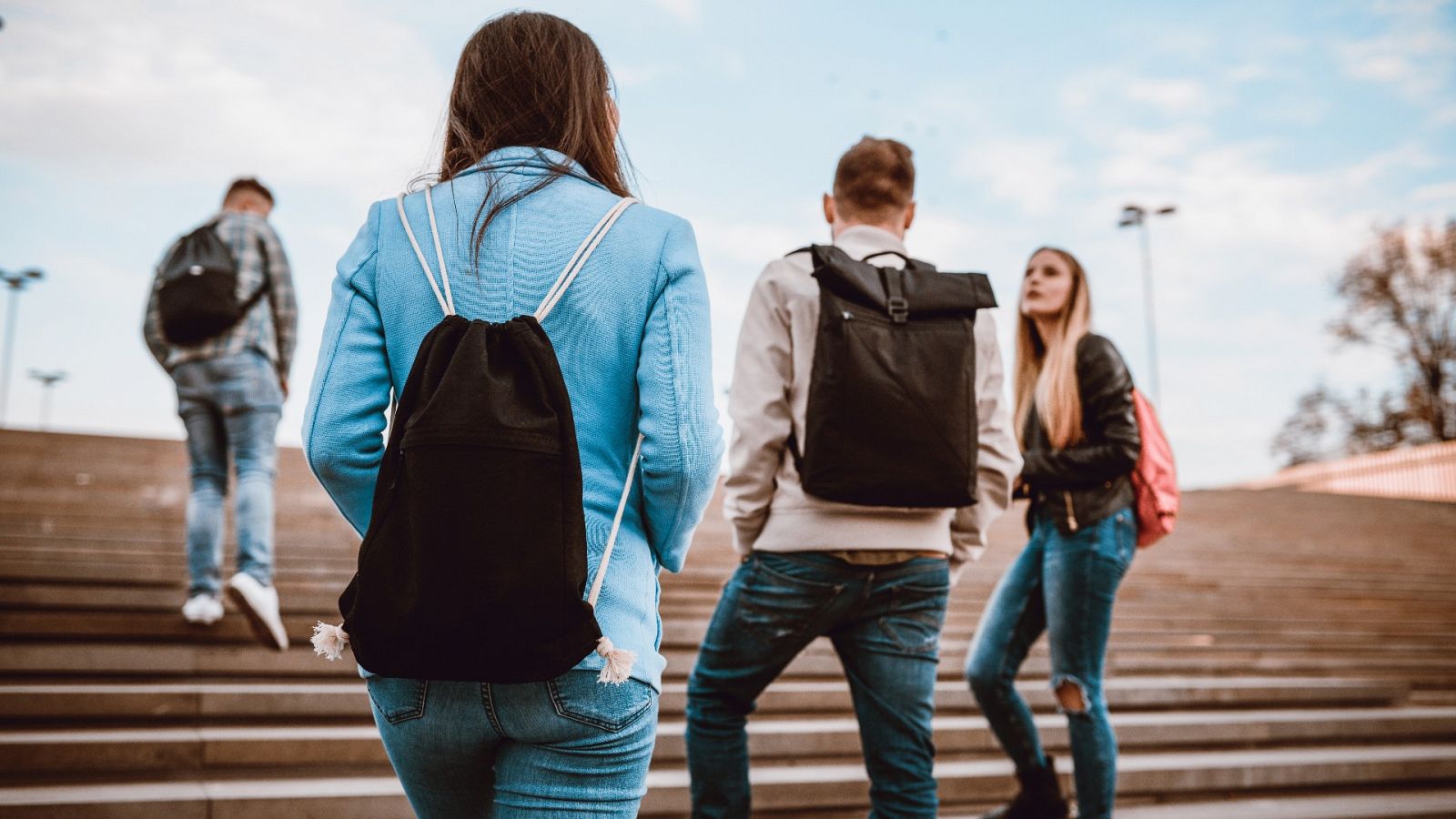 Un grupo de jóvenes camina por la calle.