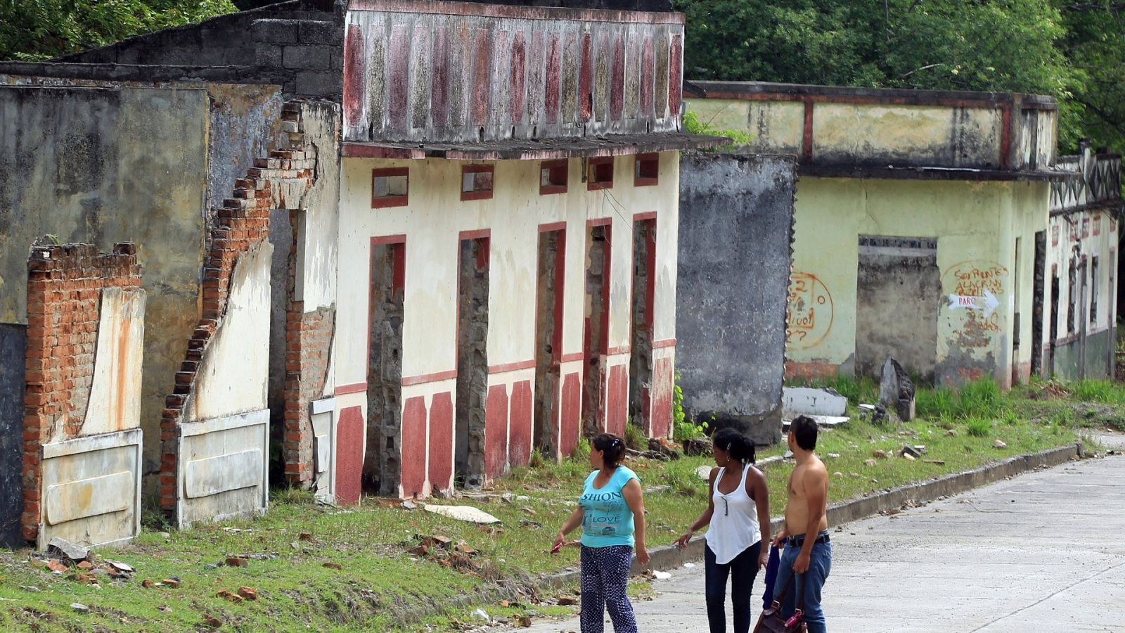 Fotografía de archivoque muestra turistas mientras observan las ruinas de Armero (Colombia)