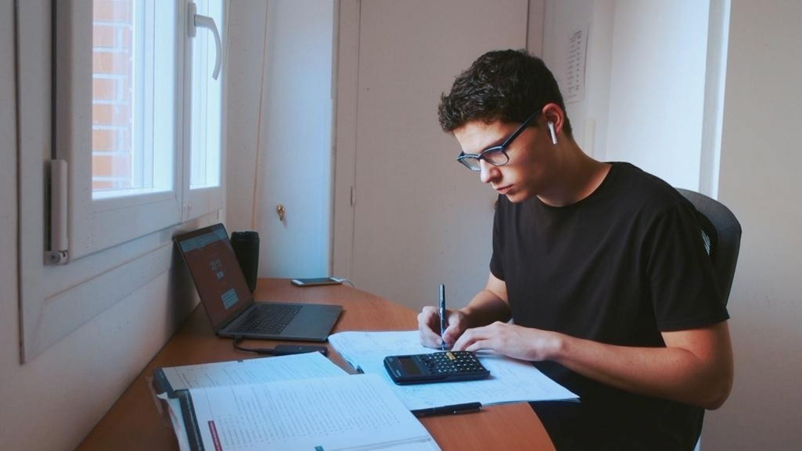 Mario Fabelo estudiando en su habitación.