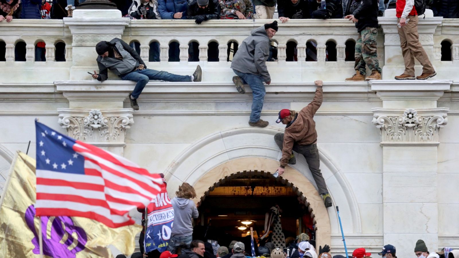 Imagen de archivo del 6 de enero de 2021 de partidarios de Donald Trump asaltando el Capitolio de Estados Unidos.