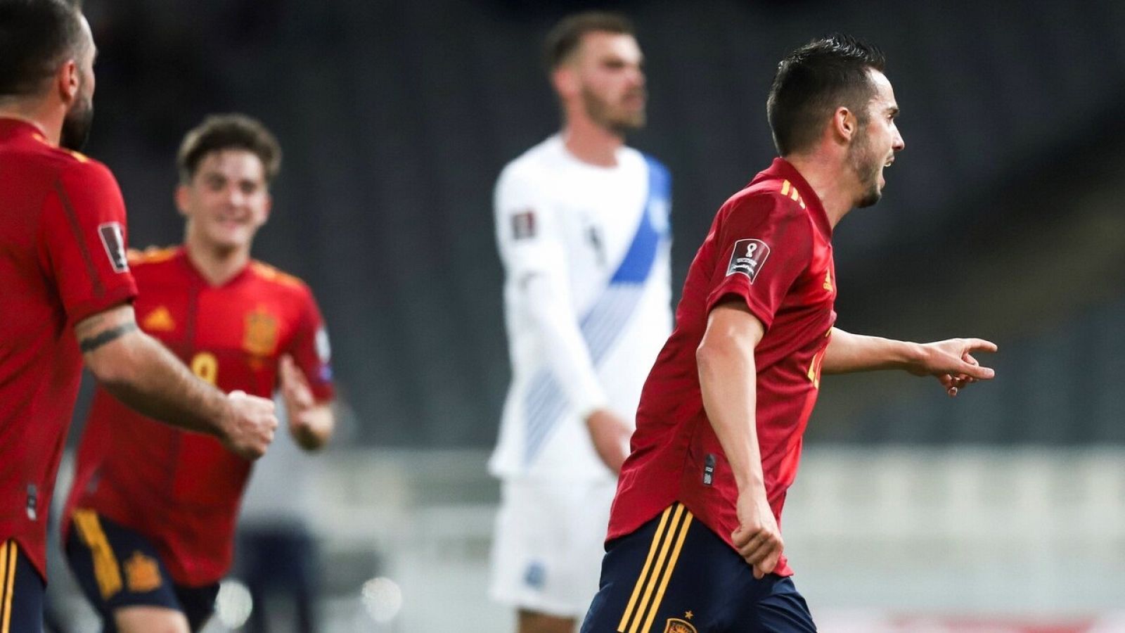 Pablo Sarabia (d) celebra su gol en el Grecia 0-1 España.