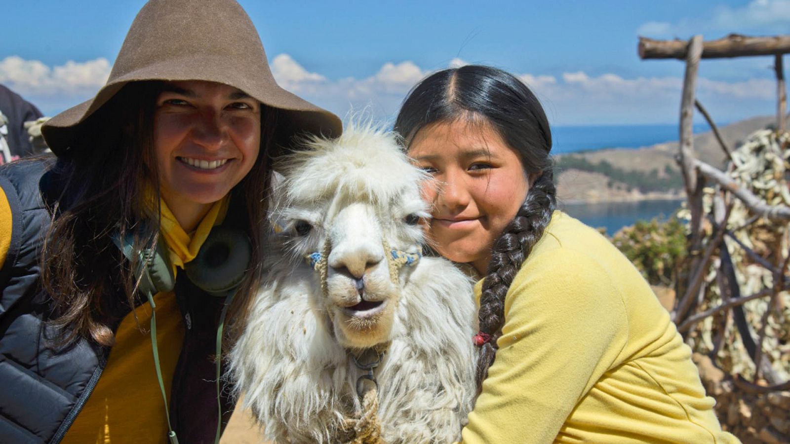 La directora Catalina Razzini, la actriz María Belén Callisaya Ramos y la alpaca que aparece en la película 'Cuidando al Sol'