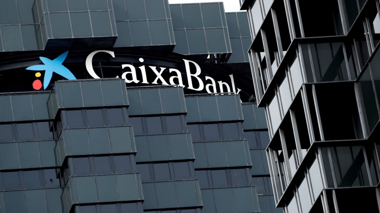 Imagen de archivo del 17 de septiembre de 2020 en la que se ve el logo de CaixaBank en la parte superior de la sede de la compañía en Barcelona.