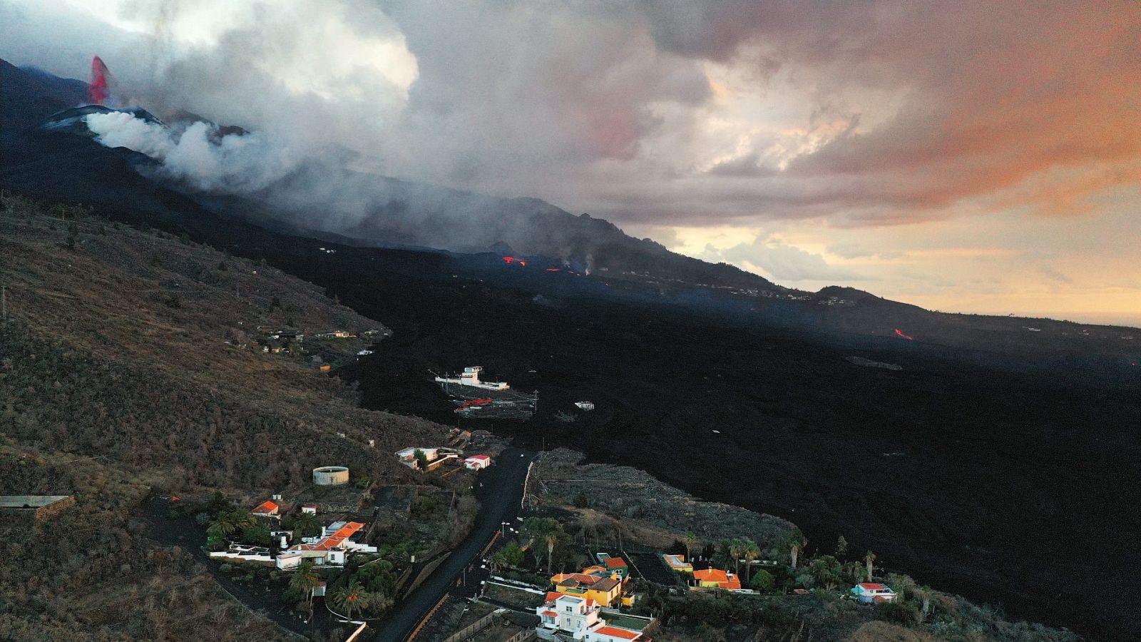 Fotografía realizada con un dron que muestra la erupción del volcán Cumbre Vieja que expulsa material sólido