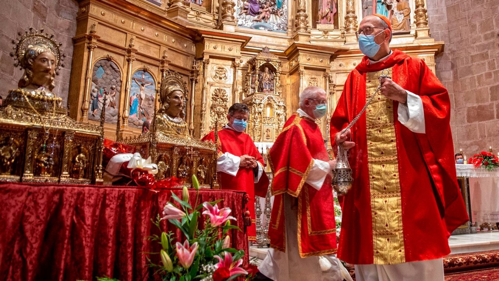 Archivo: El arzobispo de Barcelona y presidente de la Conferencia Episcopal Española (CEE), Juan José Omella (dcha), en la Catedral de Calahorra en agosto. EFE/Raquel Manzanares