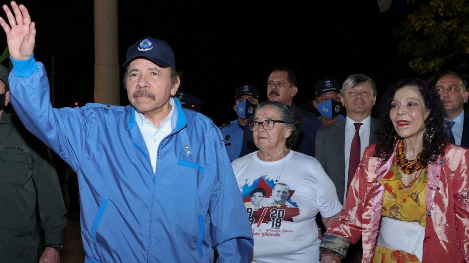 El presidente de Nicaragua, Daniel Ortega (izq.), saludando a sus simpatizantes en una imagen de archivo.