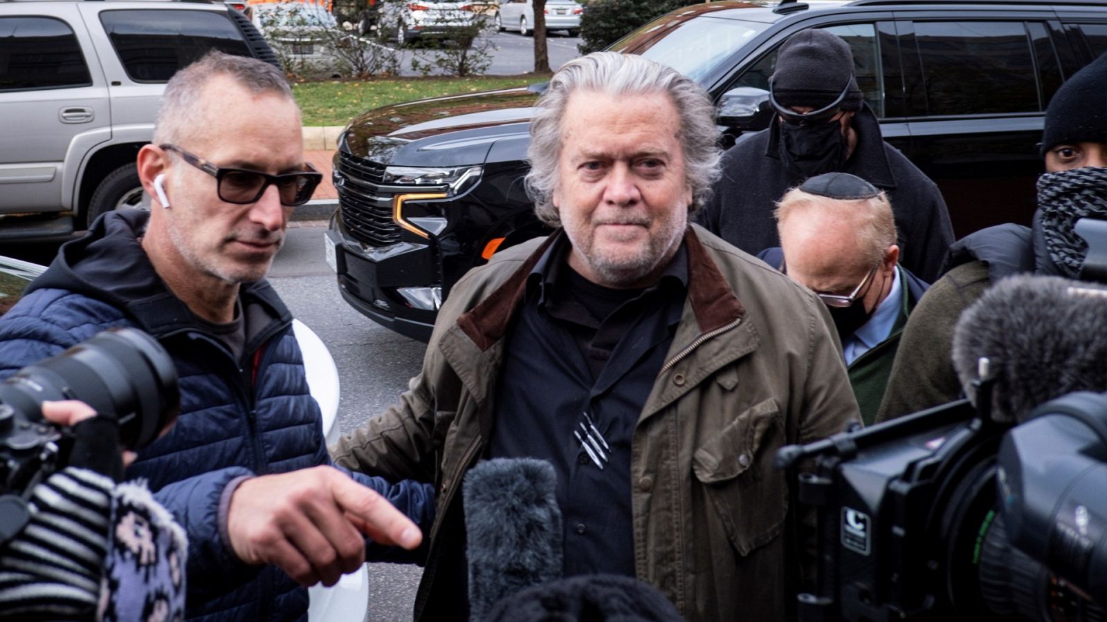 Steve Bannon frente a los periodistas a su llegada al FBI