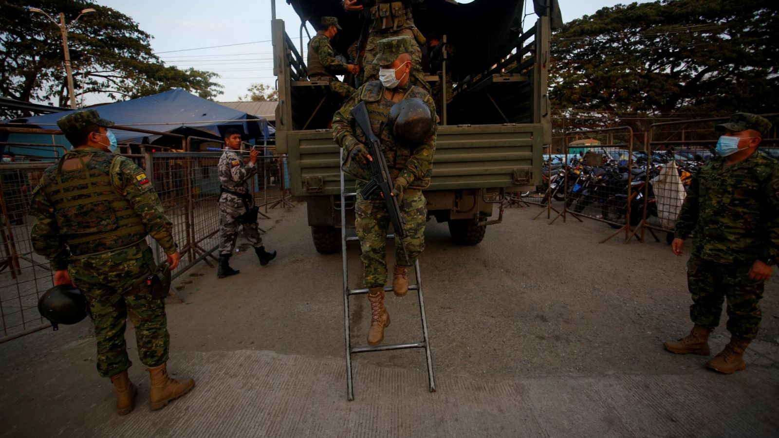 Militares ecuatorianos llegan en camionetas a la Penintenciaría del Litoral, en Guayaquil