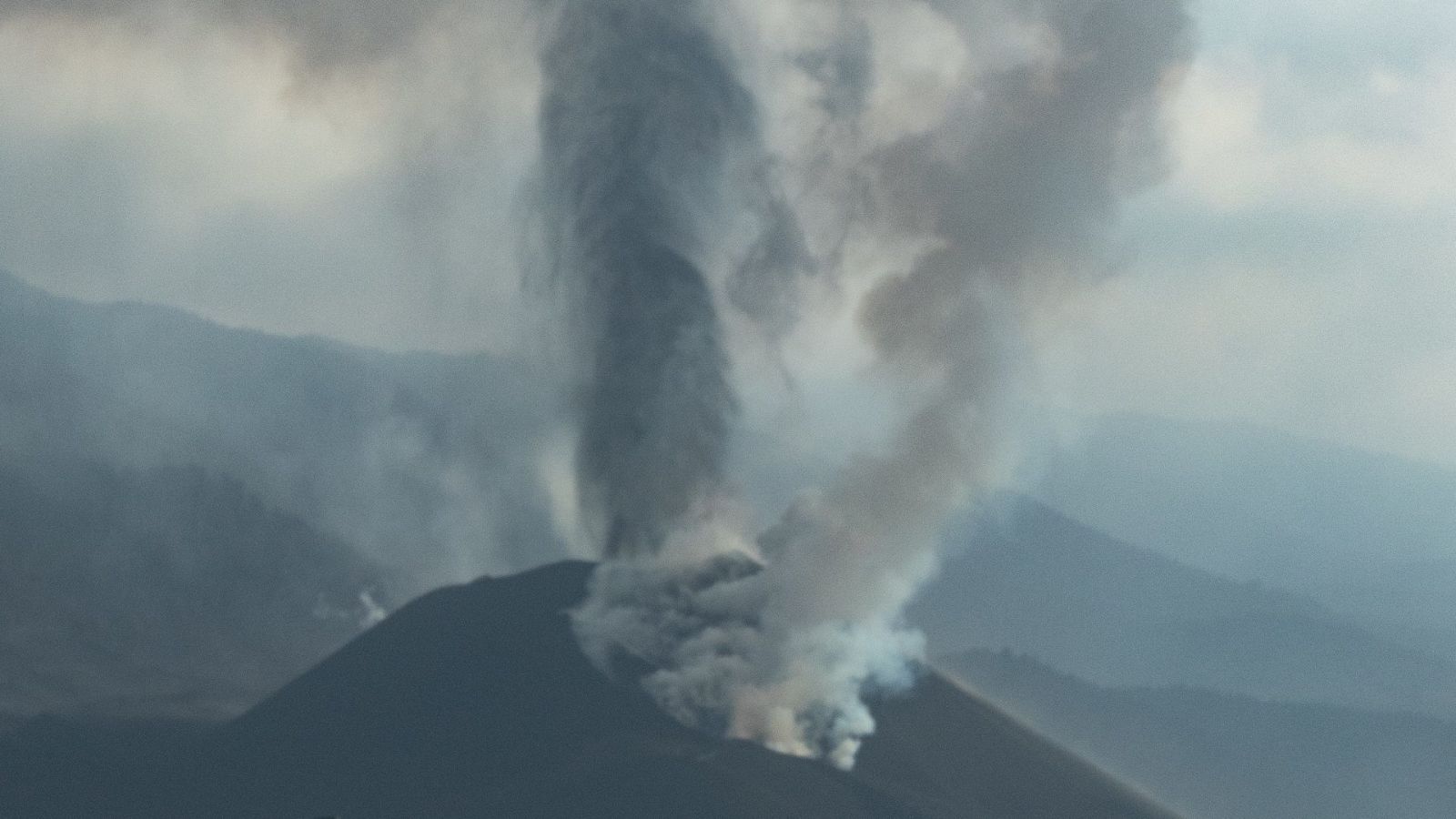 La intensa ceniza emitida por el volcán de Cumbre Vieja ha obligado a extremar las precauciones