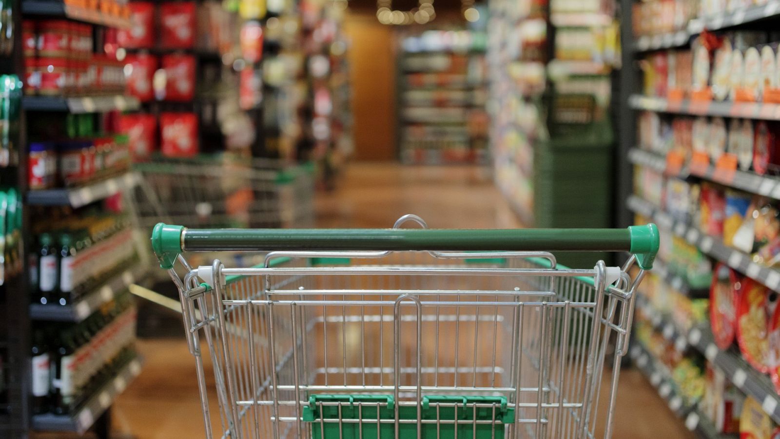 Un carrito de la compra en un pasillo de un supermercado