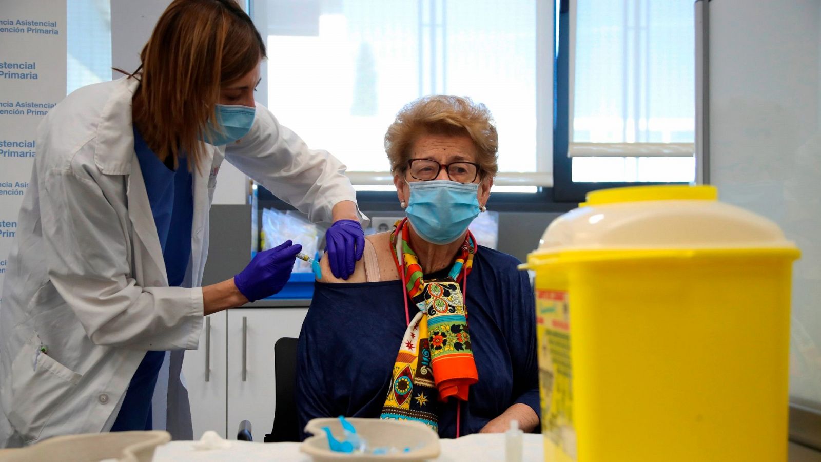 Una mujer se vacuna de la gripe y la COVID-19 en Madrid