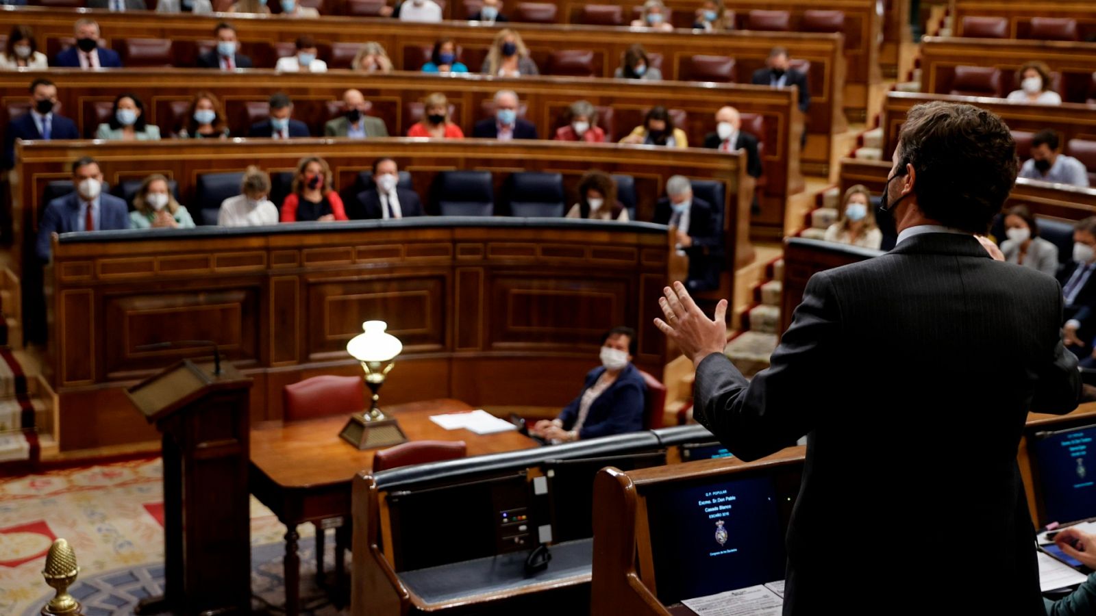 El líder del PP, Pablo Casado, interpela al presidente del Gobierno, Pedro Sánchez, en una sesión de control al Gobierno en el Congreso.