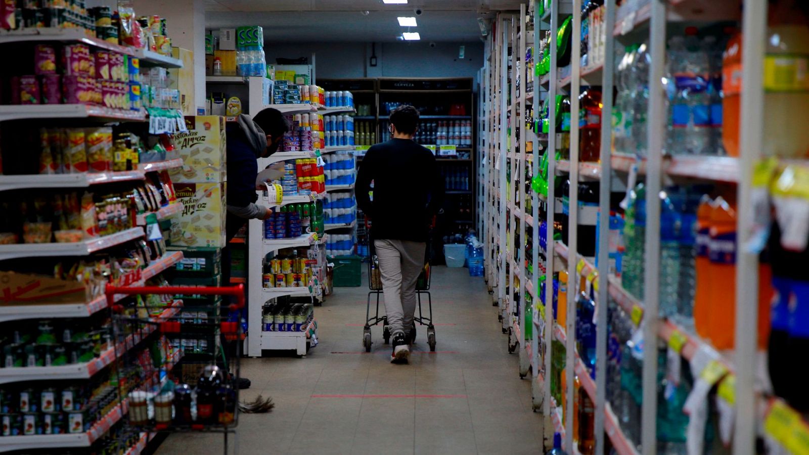 Una persona en un supermercado comprando