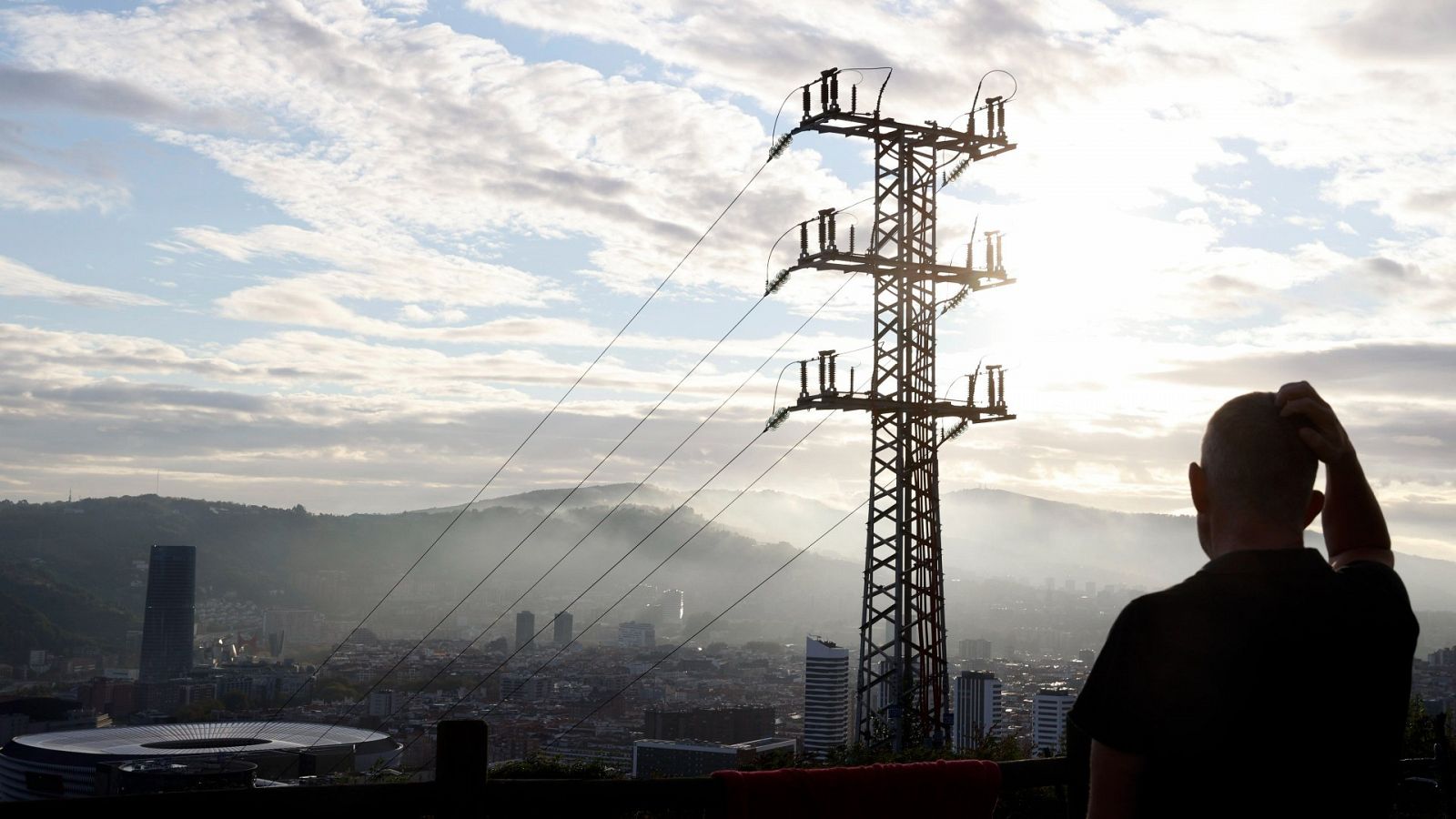 Un hombre pasa delante de una instalación eléctrica en Bilbao