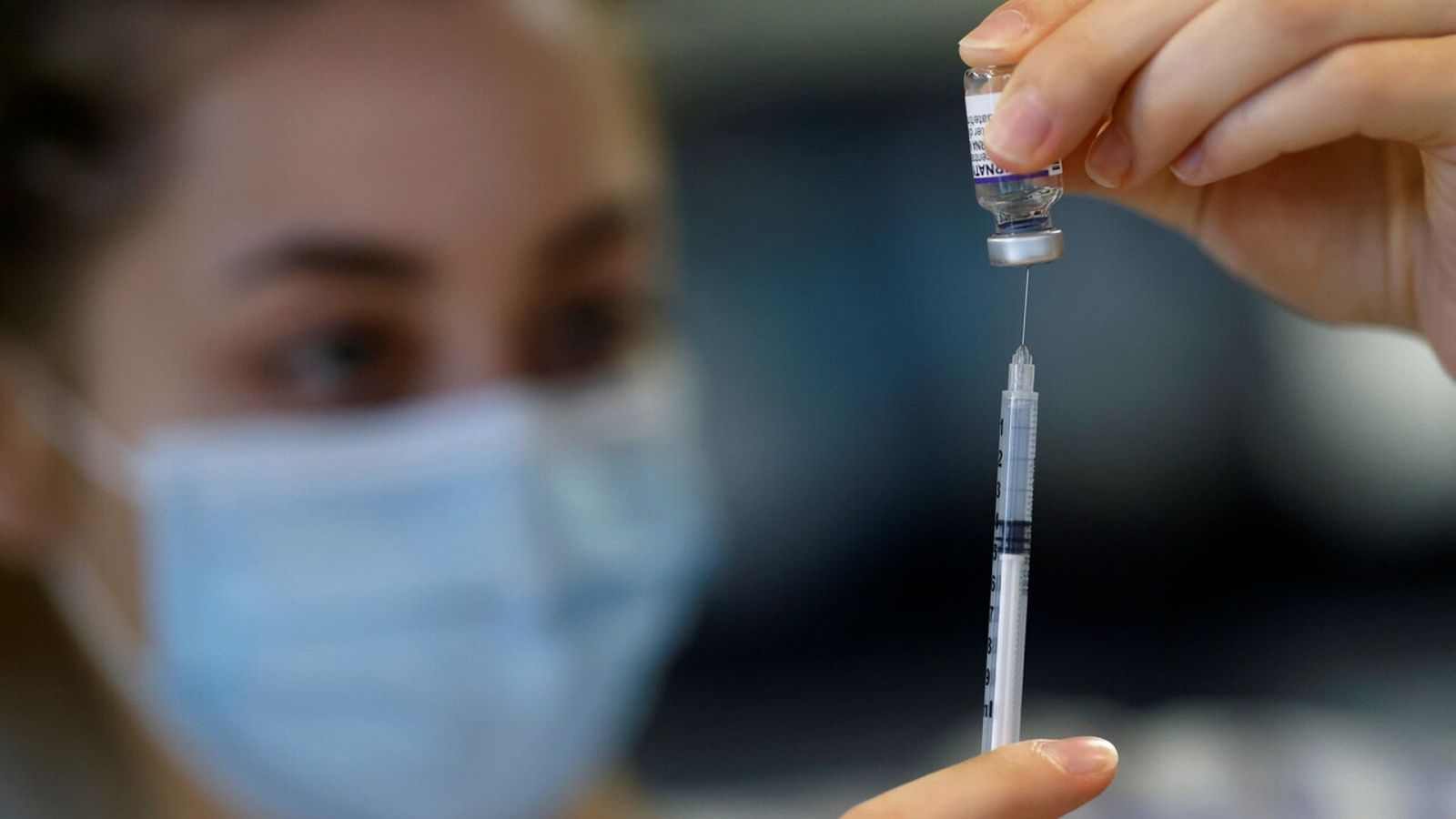 Un sanitario prepara la vacuna de Pfizer en Francia. REUTERS/Stephane Mahe