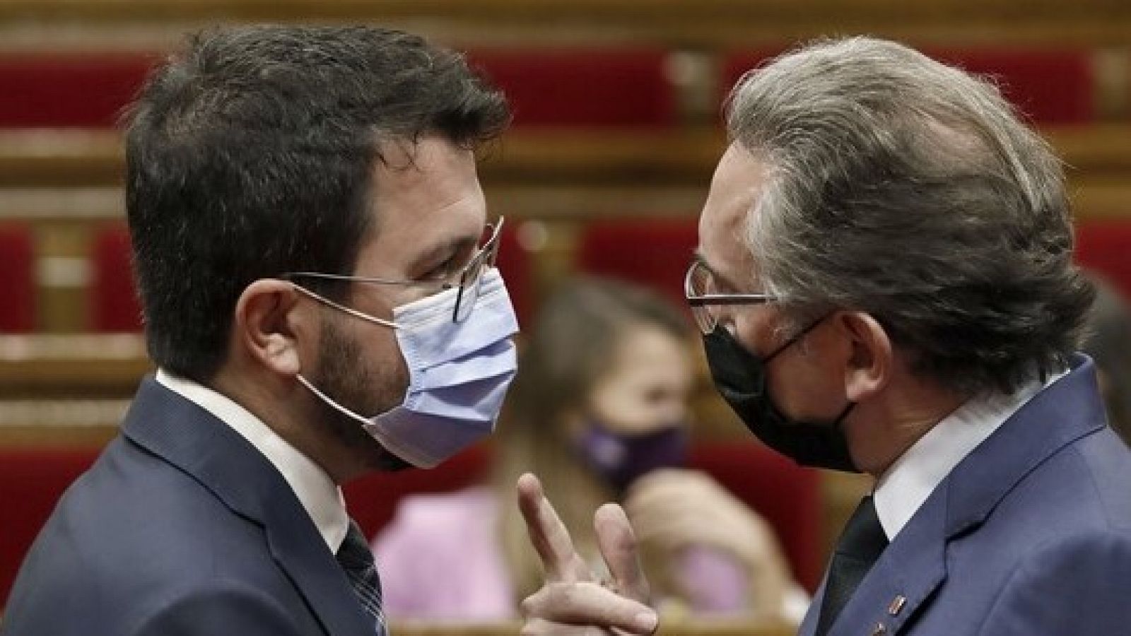 El president de la Generalitat, Pere Aragonès, i el conseller d'Economia, Jaume Giró, parlant al Parlament