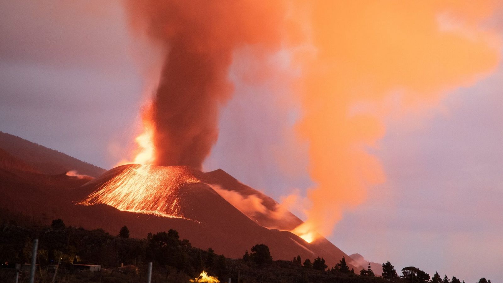 Vista del volcán de Cumbre Vieja, de cuya erupción se cumplen 60 días este jueves