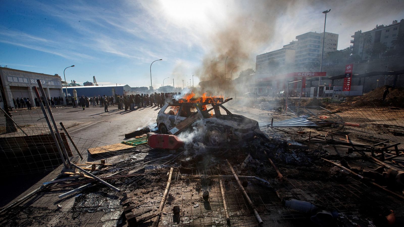 Un coche ardiendo en una barricada de los trabajadores del metal en Cádiz