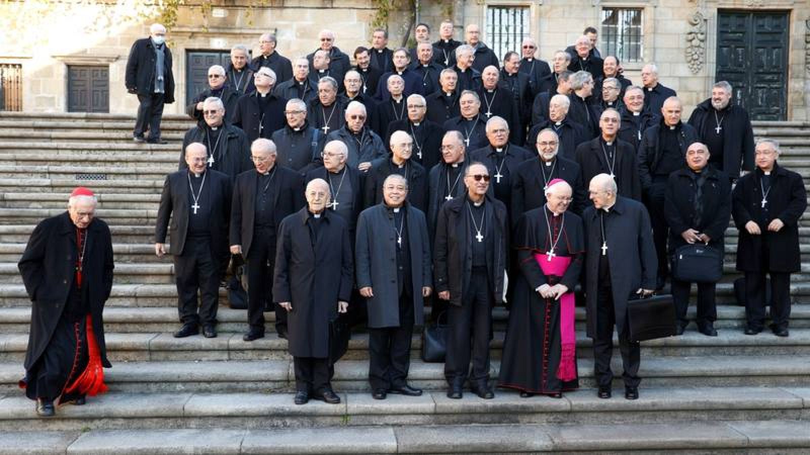 El cardenal Rouco Varela se incorpora a la foto de familia de la Conferencia Episcopal en Santiago de Compostela