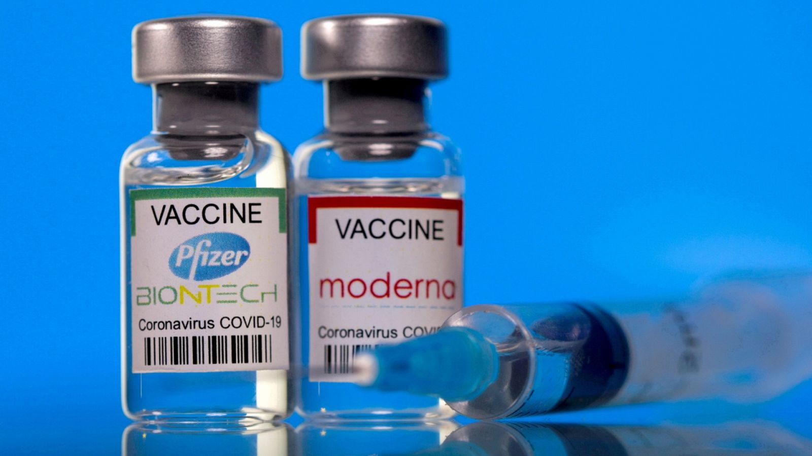 Imagen de archivo de un vial de la vacuna de Pfizer-BioNTech contra la COVID-19  (i) y otro de la vacuna de Moderna (d).