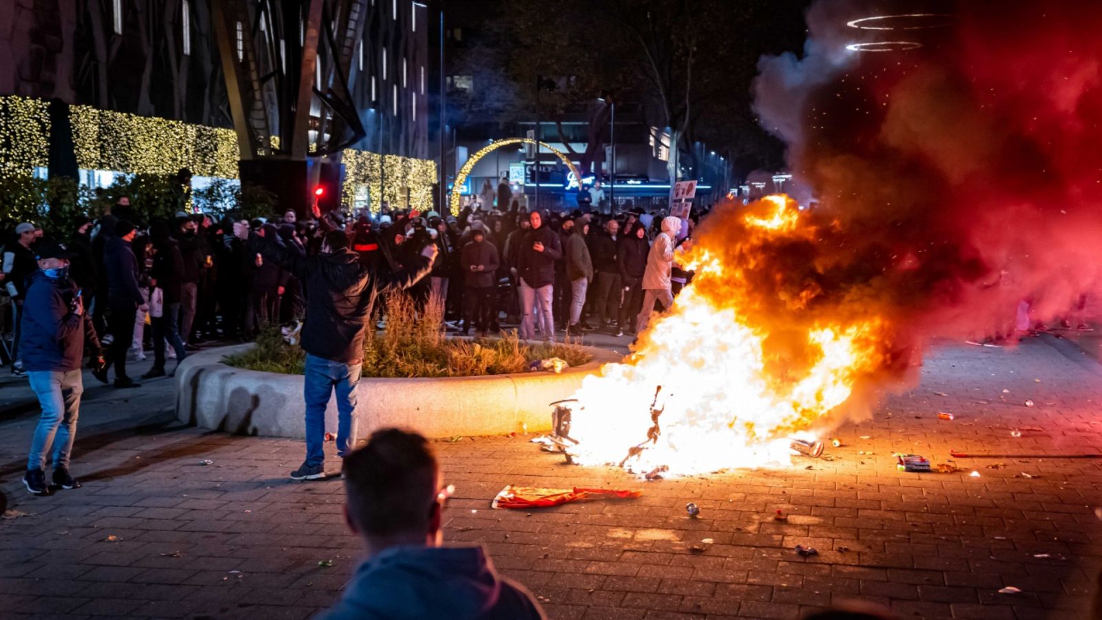 Una imagen de los disturbios tras una manifestación en Róterdam (Holanda) el viernes 19 de noviembre de 2021 contra las restricciones aplicadas por el Gobierno para frenar los contagios de COVID-19.