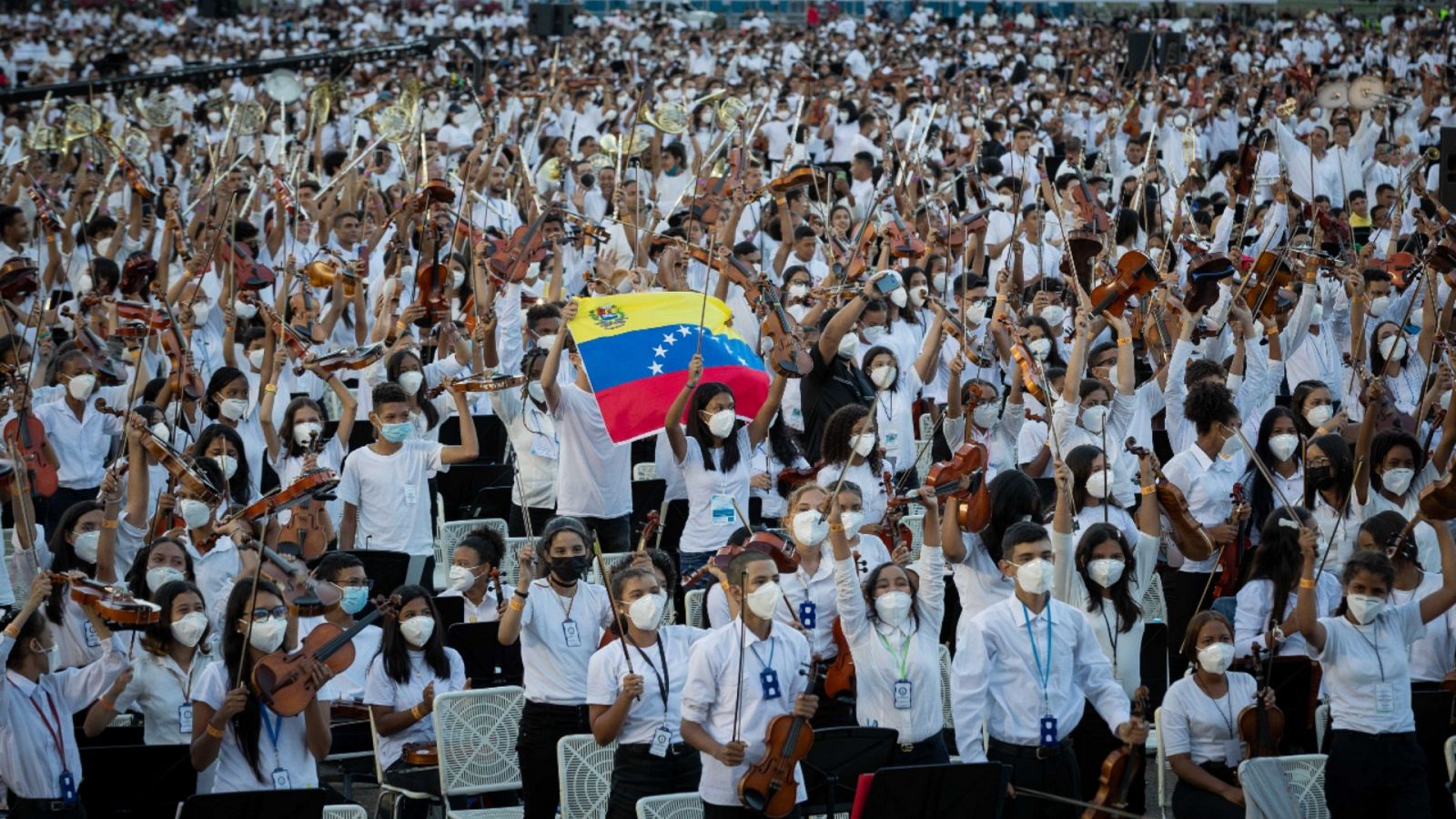 Imagen del 13 de noviembre del 2021 del Sistema Nacional de Orquestas y Coros Juveniles e Infantiles de Venezuela durante el concierto ofrecido para batir el récord Guinness.
