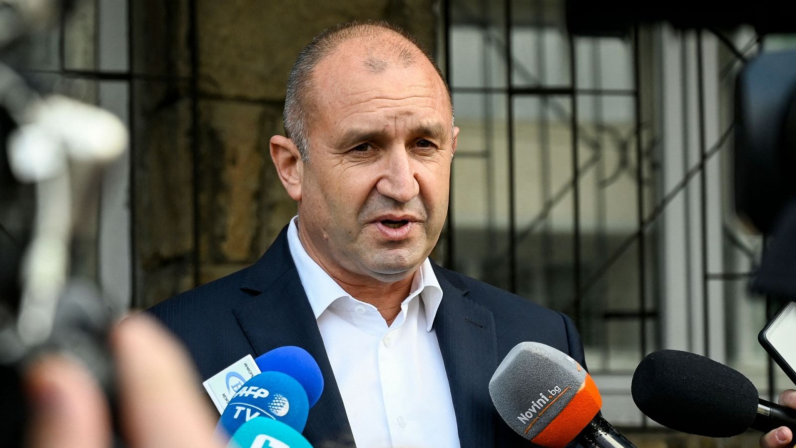 Rumen Radev a la salida del colegio electoral en Sofía