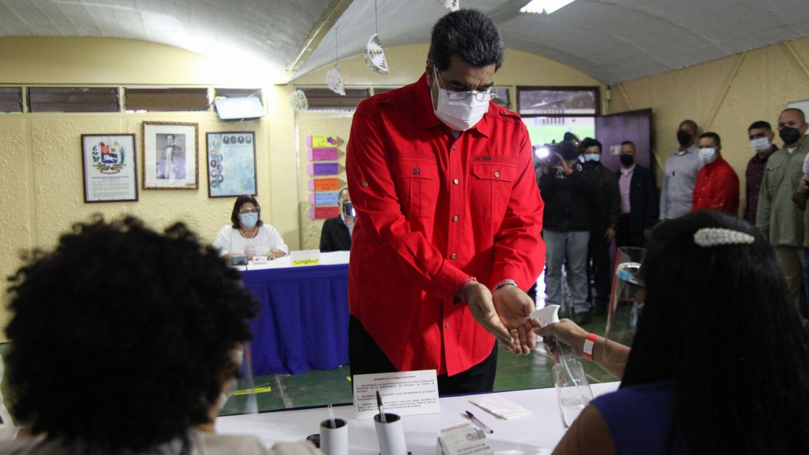 Nicolás Maduro se desinfecta las manos antes de votar