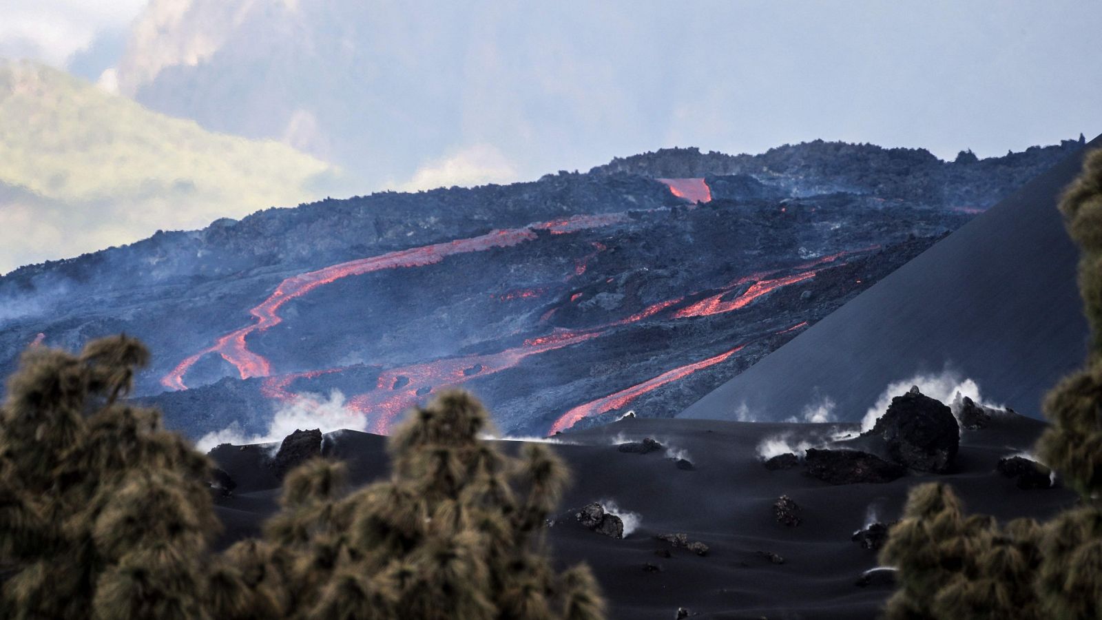 La lava del volcán de Cumbre Vieja fluye en la zona de Las Manchas (La Palma)