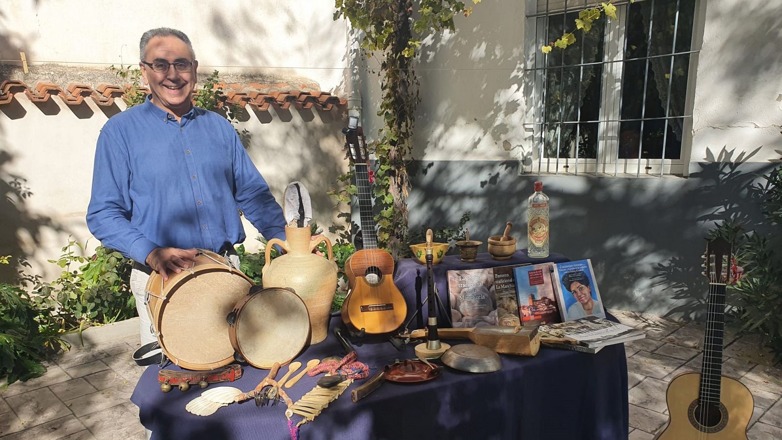 Javier Cuéllar y su colección de instrumentos medievales