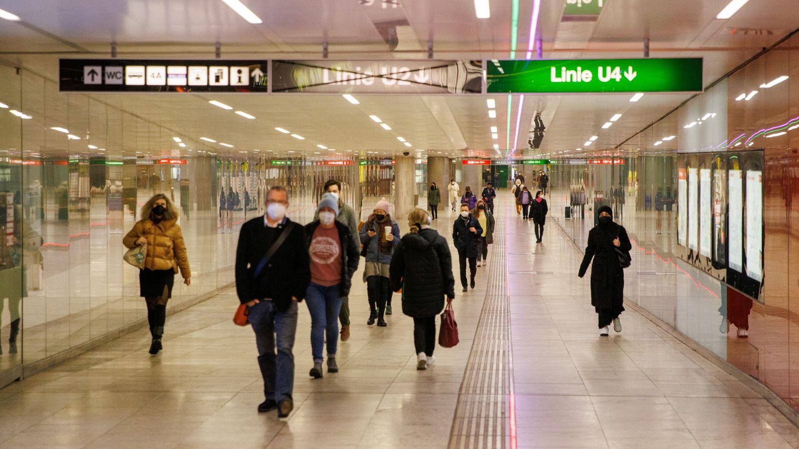 Una estación de metro en Viena, Austria, país donde el gobierno ha impuesto el cuaro confinamento general contra la pandemia de COVID-19