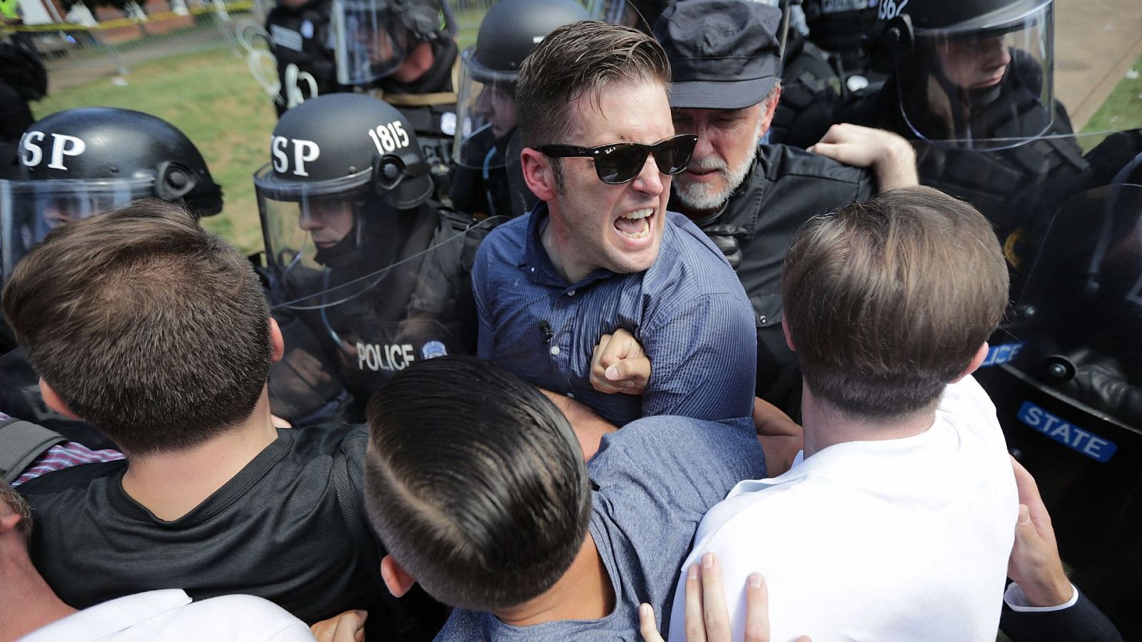 El nacionalista blanco Richard Spencer (C) y sus partidarios se enfrentan a la Policía Estatal de Virginia (2017)