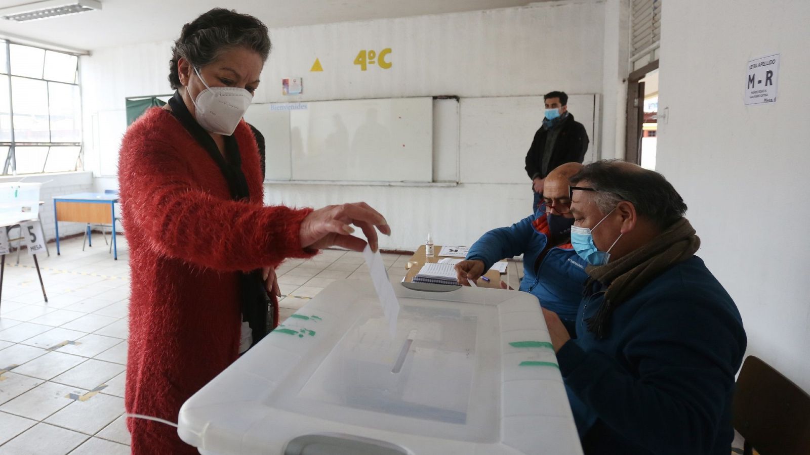 Una mujer vota en la consulta ciudadana presidencial del pacto Unidad Constituyente en Chile