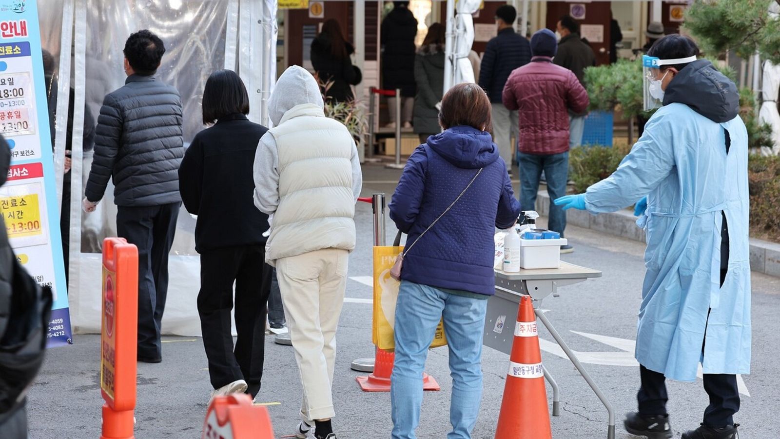 Colas para someterse a tests de coronavirus en Seúl, Corea del Sur. EFE/EPA/YONHAP 