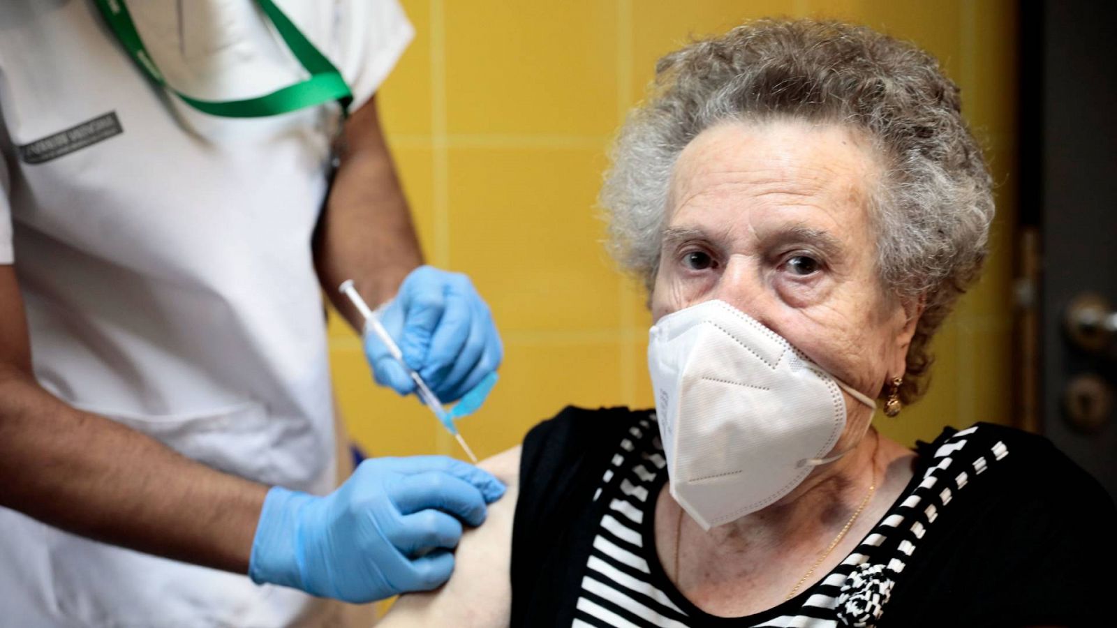 Una mujer recibe la dosis de refuerzo de la vacuna contra la COVID-19 en la Comunidad Valenciana