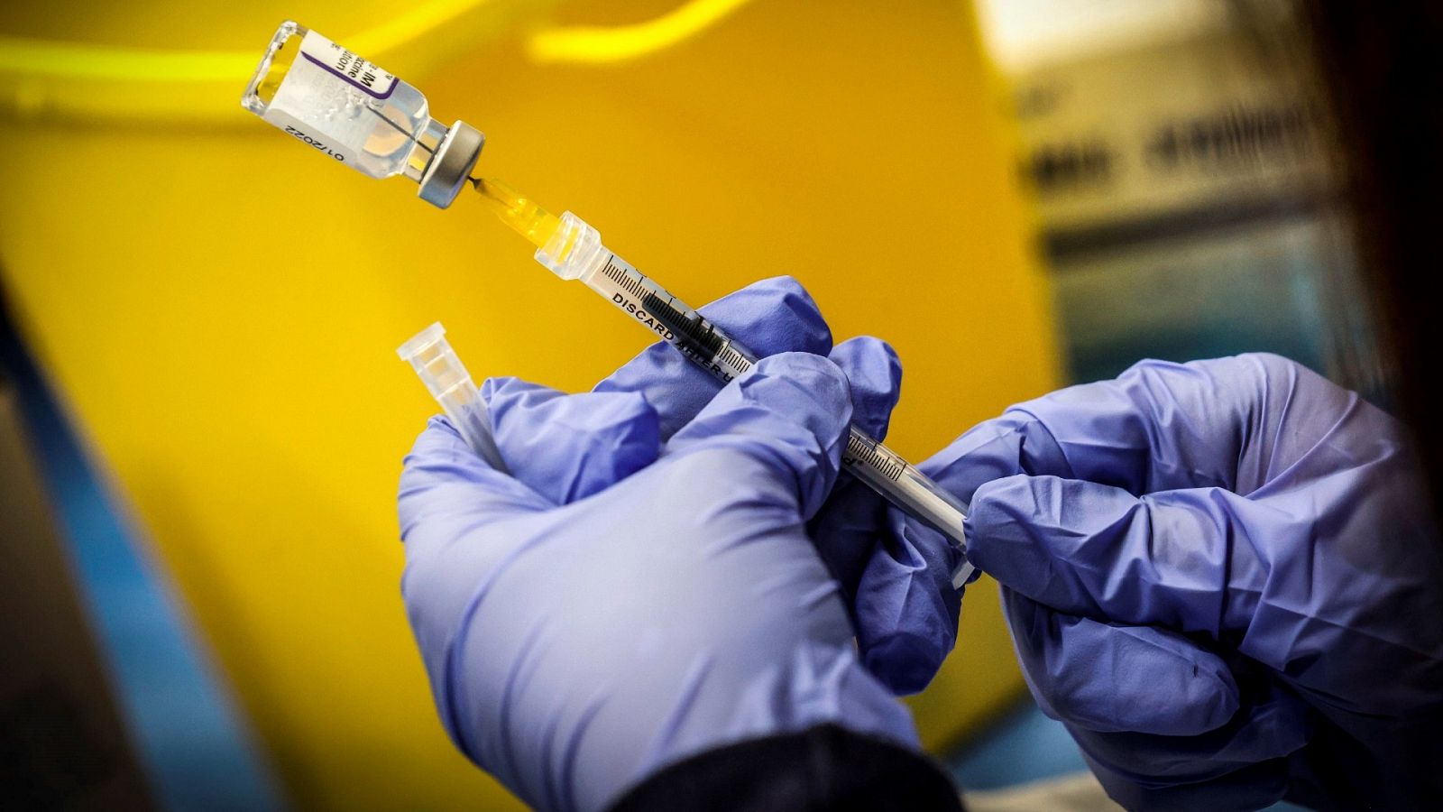 Sanitario administra una vacuna Pfizer contra el coronavirus en Roma