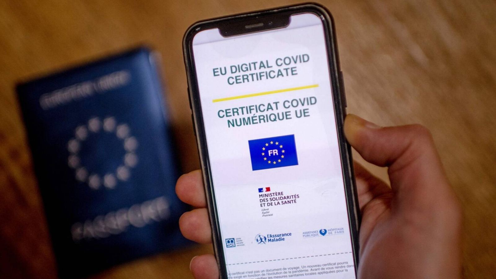 Archivo: Pasaporte COVID europeo en un móvil. Foto: Olivier MORIN / AFP.